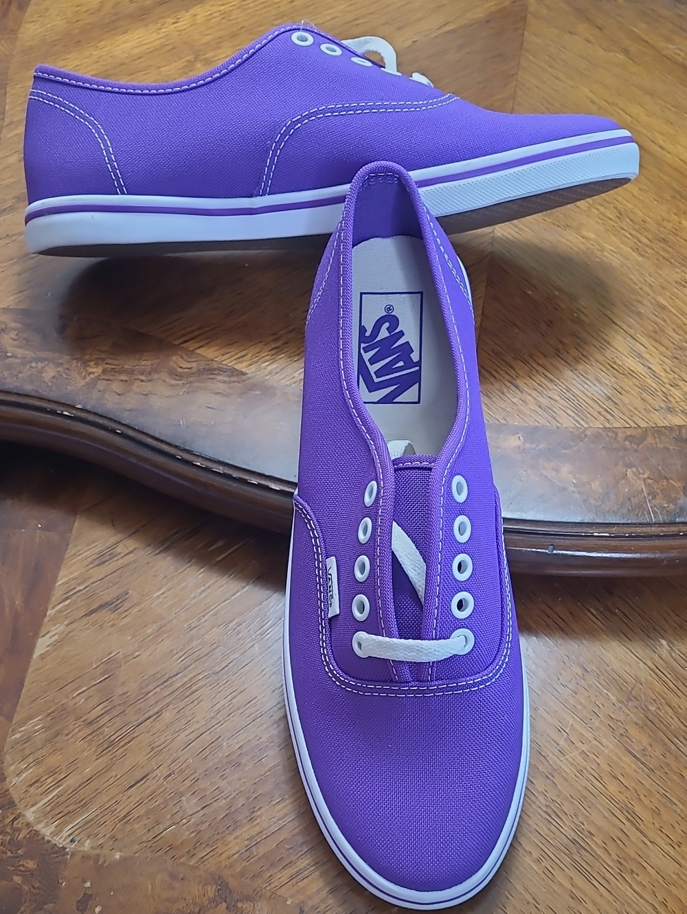 New with tag! Vans Unisex Vibrant Purple Canvas Low-Top Sneaker Mens 6.5 Women 8